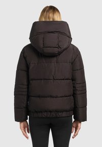 Veste matelassée noire avec une capuche à col haut, texture matelassée et ceinture élastique. Présente des rayures horizontales sur les manches. Vue arrière.