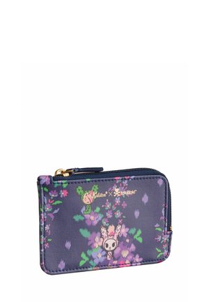 Cartera de tela azul marino con cremallera, patrón floral y personajes de dibujos animados adorables; etiquetada con "Cath Kidston x tokidoki" en texto dorado.