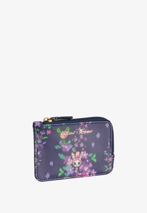 Geldbörse aus marineblauem Stoff mit Reißverschluss, Blumenmuster und süßen Cartoonfiguren; mit goldener Beschriftung "Cath Kidston x tokidoki".