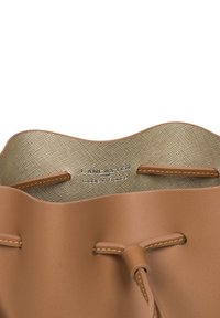 Sac seau en cuir tan avec un extérieur lisse, des coutures contrastées et un intérieur beige à motifs. Doté d'une fermeture à cordon réglable.