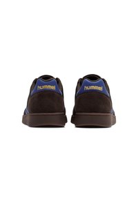 Brązowe sneakersy z zamszu i siateczki z niebieskimi akcentami. Posiadają wyściełany kołnierz i pętelkę na pięcie, z logo "hummel" w złocie z tyłu.