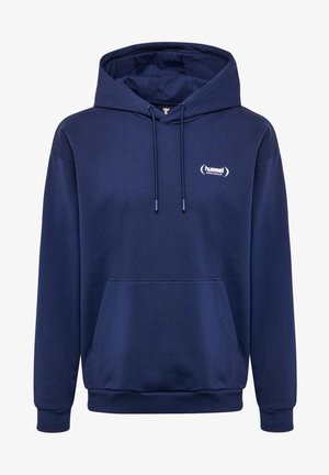 Donkerblauwe hoodie gemaakt van zachte stof, met een voorzak, een trekkoord capuchon en een klein wit logo op de borst. Eenvoudig en functioneel ontwerp.