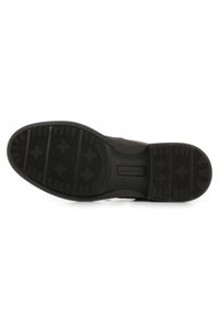 Suola di scarpa in gomma nera con motivo texture, caratterizzata da creste e un logo. Design piatto adatto per abbigliamento casual o sport.