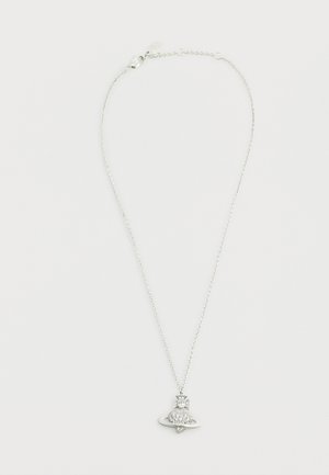 Srebrna verižica z obeskom v obliki rakete, ki ima okrogel kamen, podoben diamantu, in okroglo podlago. Podrobno in polirano zaključevanje.