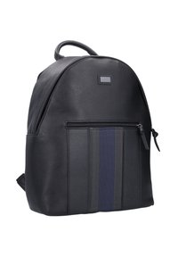 Musta nahkareppu, jossa on pyöreä yläosa, etupuolella vetoketjullinen tasku, jossa on sinivalko-harmaita viivoja ja teksturoitu pinta.