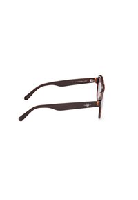 Occhiali da sole tartarugati marroni con lenti rettangolari, dotati di stanghe eleganti di colore marrone scuro e un logo discreto sulle tempie.