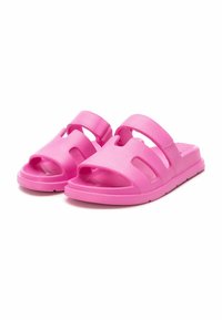 Chanclas rosas de goma, con punta abierta, dos tiras superiores y detalles recortados para ventilación y comodidad.
