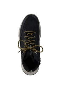 Zwarte sneaker met een bovenwerk van nubuck en textiel, gouden veters, versterkte oogjes en een grijze rubberen zool met een gestructureerde afwerking.