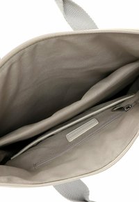 Graue Stofftasche mit zwei offenen Fächern und einem Reißverschlussfach im Inneren. Glatte Textur und minimalistisches Design.