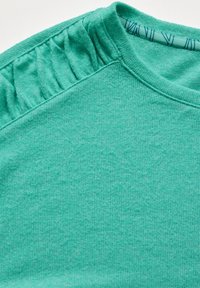 T-shirt in cotone teal con una texture a coste e dettaglio di tessuto arricciato sul collo, con una fodera interna del colletto liscia.