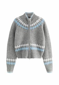 Grijze gebreide ritscardigan met een blauw, wit en donkergrijs ruitpatroon op de schouders, taille en boorden, met een geribde kraag en onderkant.
