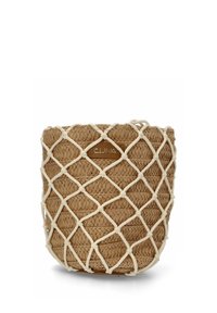 Cesta de paja tejida con forma redonda, que presenta un diseño de red blanca y una pequeña etiqueta de cuero. Color natural bronceado con una superficie texturizada.