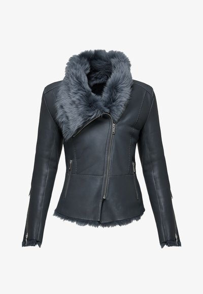 Leren jack met een donkergrijze afwerking, voorzien van een weelderige grijze bontkraag, asymmetrische ritsluiting en twee voorzakken.
