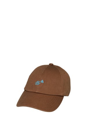 Bruine baseballpet met een kleine blauwe kreeft geborduurd in het midden aan de voorkant tegen een witte achtergrond.