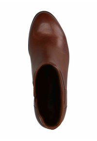 Bottine en cuir marron, texture lisse, forme de bout en amande, panneau latéral élastique, détail de couture minimal, semelle plate.