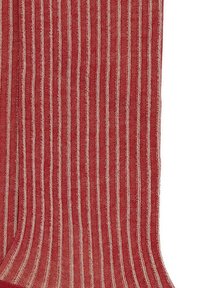 Calze a righe rosse con sottili linee verticali color crema. Il tessuto sembra textured, con una finitura morbida e intessuta.