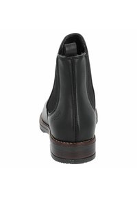 Botín de cuero negro hasta el tobillo con paneles laterales elásticos, puntera redondeada y tirador. Presenta un tacón de madera y un detalle de costura en contraste.