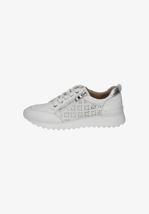 Witte leren sneaker met decoratieve uitsparingen, zilveren accenten op de hiel en rits, rubberen zool en een ronde neusvorm.