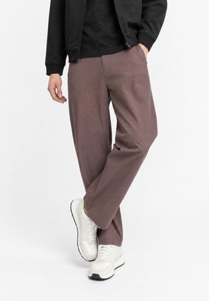 Gisada, GISADA LARGE TAPERED CHINO WITH MINI LABEL PATCH ON BACK POCKET - Chino - brown