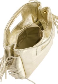 Guldfarvet metallic håndtaske med blød tekstur, frynse-detaljer og to korte håndtag. Indvendigt er der en lynlåslomme og en slip-lomme.