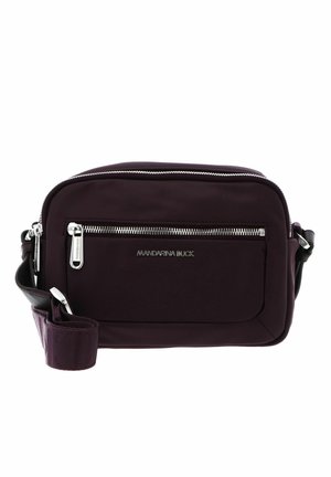 Sac bandoulière rectangulaire violet foncé avec poche zippée à l'avant et sangle d'épaule réglable sur fond blanc.