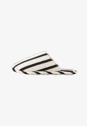 Geschlossener schwarz-weiß gestreifter Frottee-Hausschuh mit offenem Fersenbereich und flacher Sohle, seitlich dargestellt.