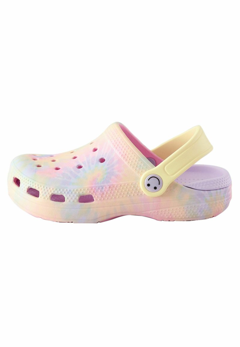 Večbarvne Crocs čevlje z vzorcem tie-dye, izdelane iz lahkega materiala, s prezračevalnimi luknjami, zadaj z naramnicami in gumbom v obliki nasmejanega obraza.