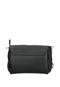 Černá kožená psaníčko s texturovaným povrchem, s přehnutým klopovým uzávěrem a zlatým řetízkem na jedné straně.