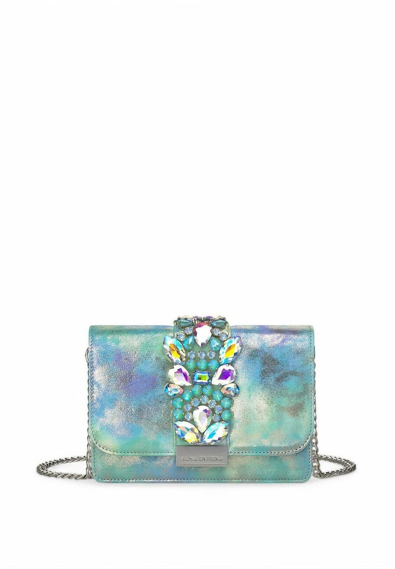 Clutch metálico verde menta con un cierre adornado con joyas, superficie texturizada y cadena de plata. Forma rectangular con bordes suaves.