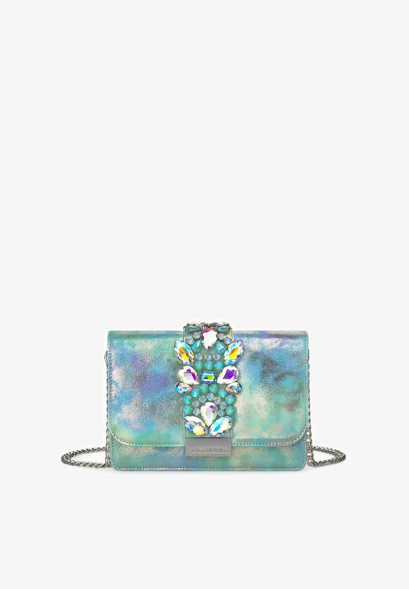 Clutch metálico verde menta con un cierre adornado con joyas, superficie texturizada y cadena de plata. Forma rectangular con bordes suaves.