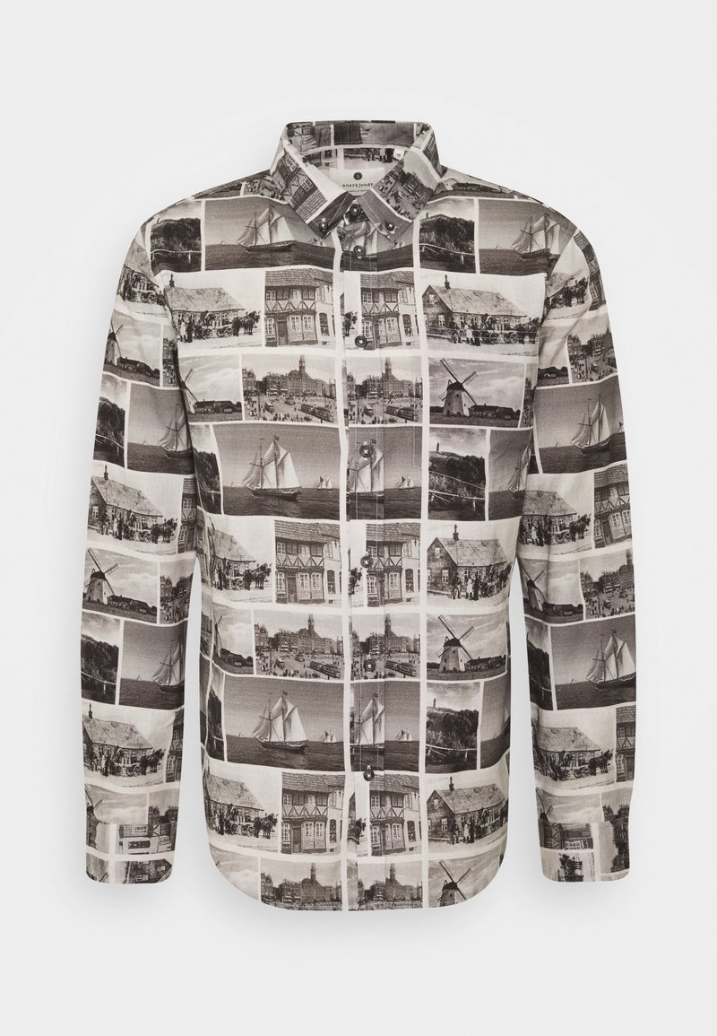 Chemise à boutons ornée d'un imprimé de collage photo en noir et blanc représentant des scènes historiques, avec un col classique, des manches longues et une patte de boutonnage.