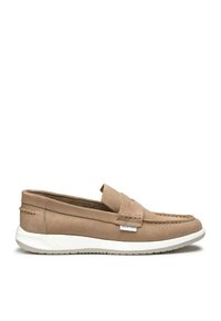 Scarpe slip-on in pelle color cuoio con suola bianca, presentano dettagli di cucitura e un piccolo etichetta sul lato. Texture liscia e design da mocassino.