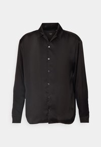 Zwarte satijnen blouse met lange mouwen en een kraag, sluiting met knopen aan de voorkant en een afgeronde zoom. Soepele textuur met een subtiele glans.