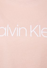 Calvin Klein CORE LOGO - T-shirt estampada - pink bloom