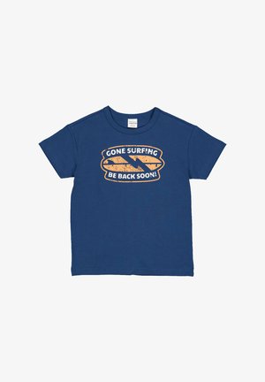 Granatowa bawełniana koszulka z krótkim rękawem, z wycięciem w kształcie zaokrąglonym, z przodu zniszczony pomarańczowy nadruk z napisem "POSZEDŁEM NA SURFING, WRÓCĘ WKRÓTCE!".