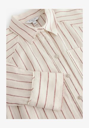 Chemise en lin avec des rayures rouges horizontales sur fond crème, à col, avec une fermeture à boutons et une poche poitrine.