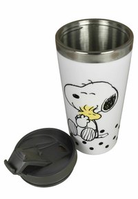 Tazza da viaggio bianca con coperchio nero, caratterizzata da un'illustrazione di Snoopy che abbraccia Woodstock e da pois neri sulla metà inferiore.