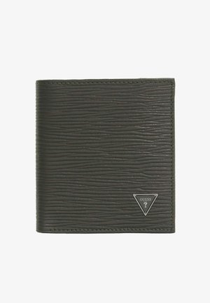 Portafoglio bifold verde scuro con trama, cuciture visibili e piccolo logo triangolare in metallo Guess nell'angolo in basso a destra.