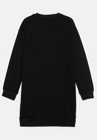 Svart långärmad klänning i mjukt tyg, med rundad halsringning, ribbade manschetter och rak fåll. Ingen mönster eller dekorationer.