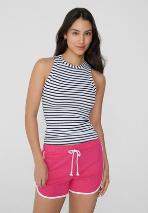 Gestreiftes ärmelloses Oberteil in Marineblau und Weiß, kombiniert mit rosa Shorts mit weißer Borte und Kordelzug. Weicher, dehnbarer Stoff.