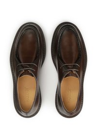 Ruske nahkasaappaat sileällä pinnalla, pyöreällä kärjellä, nauhakiinnityksellä ja rakenteellisella ompeleella pohjan ympärillä. Brändilogo näkyvissä sisältä.