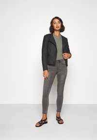 ONLY Petite ONLAVA BIKER - Casaco de pele sintética - black