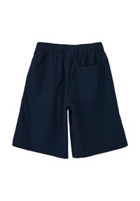Marineblaue Shorts mit elastischem Bund und einer einzelnen Paspeltasche auf der rechten Rückseite vor einem weißen Hintergrund.