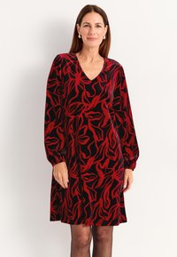 Cellbes of Sweden V-NECK - Cocktailkleid/festliches Kleid - red patterned