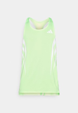 Lichtgroene sportieve tanktop met meshstructuur, met een wit merklogo en strepen aan de zijkanten. Racerback ontwerp.