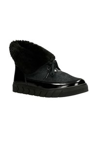 Zwarte enkellaarsjes met een getextureerde bovenzijde, nepbonten kraag en een glanzende lakleren neus. Dikke rubberen zool met een profielpatroon.