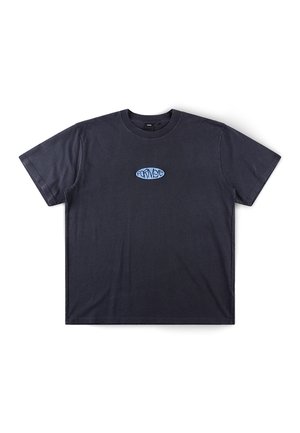 Μαύρο κοντομάνικο μπλουζάκι με στρογγυλή λαιμόκοψη και μικρό μπλε οβάλ λογότυπο με στυλιζαρισμένο κείμενο στο κέντρο του στήθους.