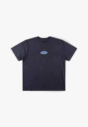 Μαύρο κοντομάνικο μπλουζάκι με στρογγυλή λαιμόκοψη και μικρό μπλε οβάλ λογότυπο με στυλιζαρισμένο κείμενο στο κέντρο του στήθους.