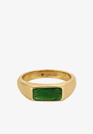 Goldener Ring mit einem rechteckigen grünen Stein, eingelegt, innen mit "925 Ag" und einem kleinen eingravierten Symbol versehen.