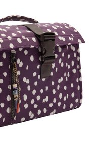Fioletowa torba wykonana z tkaniny w białe kropki, brązowe zapięcie na klamrę, boczna kieszeń na zamek błyskawiczny oraz dekoracyjne uchwyty. Gładka tekstura z wyraźnym kształtem.